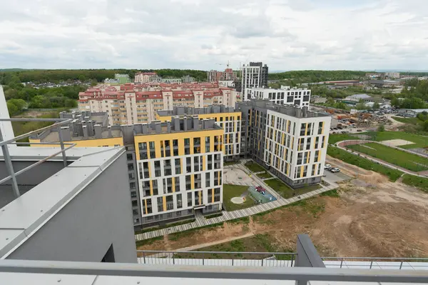 Şehrin yeni bir bölgesinin manzarası. Binanın çatısından yeşil sokaklar.