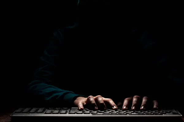 Bilinmeyen kişinin elleri klavye kullanarak müdahil için korkutucu ve tehditkar mesajlar gönderir.