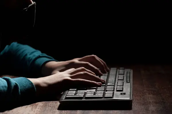 Bilinmeyen kişinin elleri klavye kullanarak müdahil için korkutucu ve tehditkar mesajlar gönderir.