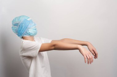 Tıbbi maskelerle sarılmış bir adam zombiye benziyor. Tıbbi konuların yaratıcı bileşimi