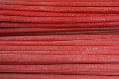 Tesisat boruları için kırmızı yalıtım malzemesi.