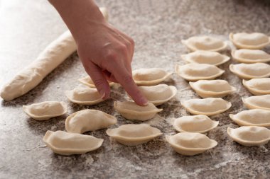 Geleneksel Ukrayna yemeklerinin hazırlanması. Evde mantı kalıbı çıkarma süreci..
