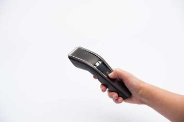 Beyaz arka planda insan elini tutan modern bir kablosuz teknoloji kırpıcısı.