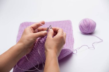 Evdeki örgü iğnelerinin elle örülme süreci.
