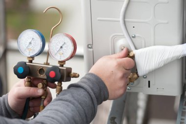 Teknisyen vakum pompası hoşnut değil ve yeni Klima kontrol.