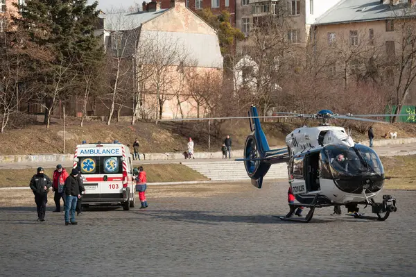 Lviv, Ukrayna - 02.18.2022: Kurtarma operasyonu sırasında kurbanın hayatını kurtarmak için Ukrayna polis helikopteri