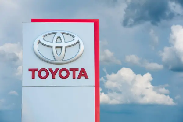 Lviv, Ukrayna - 03.02.2021: Arkaplanda bulutlu gökyüzü ile Toyota logosu olan reklam tabelası