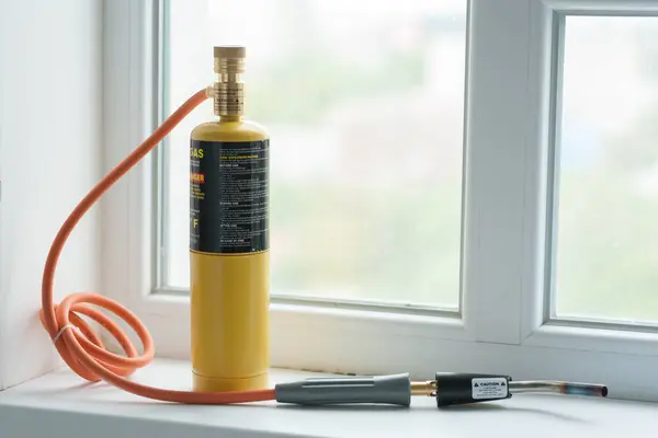 Metal parçaları lehimlemek için yakıtı olan kompakt bir gaz yakıcı.