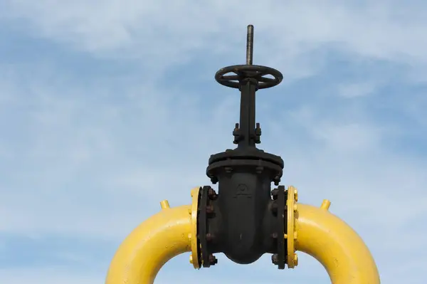 Arka planda vanası olan bir gaz borusu.