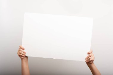 Eller boş bir bayrak tutar