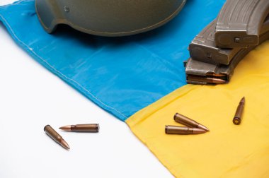 Ukrayna askeri cephaneliği ve Ukrayna bayrağı. Askeri saldırganlığa direnişin sembolü.