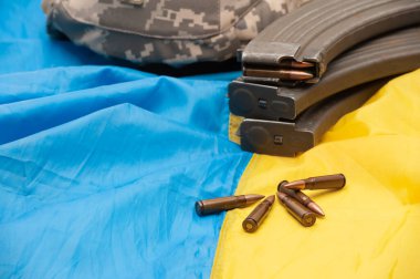 Ukrayna askeri cephaneliği ve Ukrayna bayrağı. Askeri saldırganlığa direnişin sembolü.