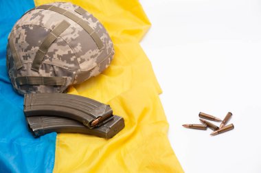 Ukrayna askeri cephaneliği ve Ukrayna bayrağı. Askeri saldırganlığa direnişin sembolü.