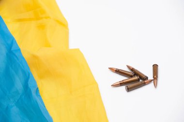 Beyaz arka planda tüfek mermisi bulunan Ukrayna bayrağı.