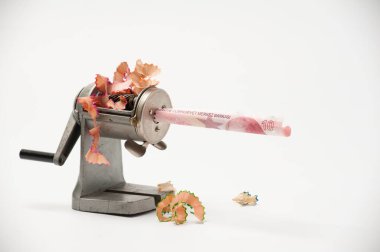 Bir bileyicide kırıntılı bir not enflasyonu ve paranın değerini sembolize eder.