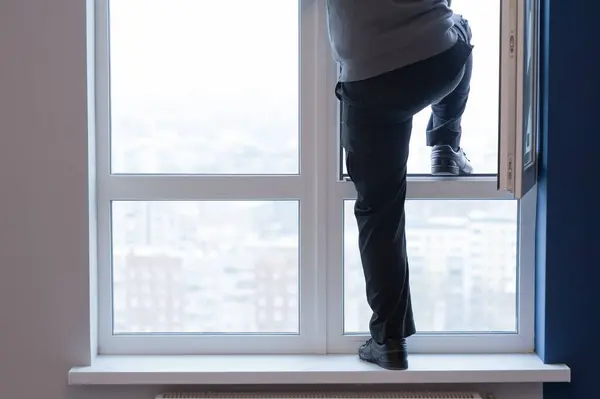 Umutsuzluğa kapılmış bir adam kendini gökdelenden atarak intihar etmeye hazırlanıyor. Çerçeve yerleştiriliyor.