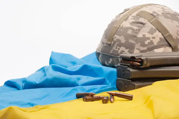 Ukrayna askeri cephaneliği ve Ukrayna bayrağı. Askeri saldırganlığa direnişin sembolü.