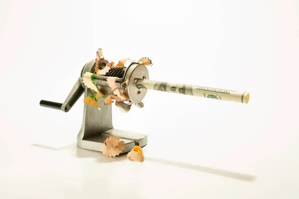 Bir bileyicide kırıntılı bir not enflasyonu ve paranın değerini sembolize eder.