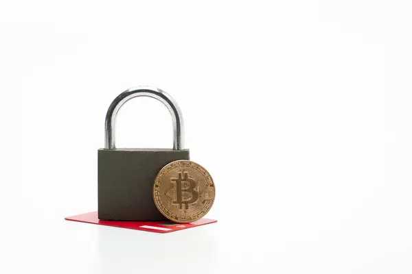 Finans ve ekonomi. Kırmızı kredi kartında asma kilit ve beyaz arka planda bitcoin var.