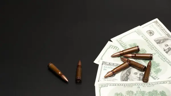 Suç, silahlar ve kara arka planda kirli para.