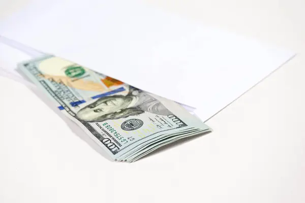 Beyaz arkaplanda boş zarf olan para