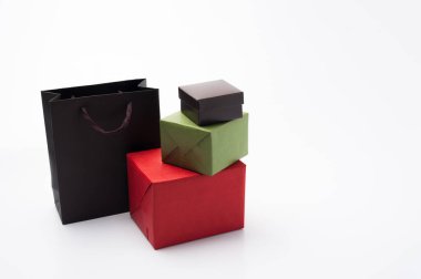 hediye kutuları ve paketler beyaz bir arkaplan üzerinde ambalaj