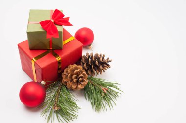 Noel ve Yeni Yıl kompozisyonu. Tatil ambalajlı hediye kutuları ve beyaz arka planda dekorasyonlar