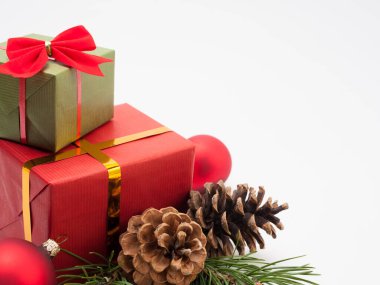 Noel ve Yeni Yıl kompozisyonu. Tatil ambalajlı hediye kutuları ve beyaz arka planda dekorasyonlar