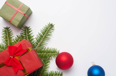 Beyaz arka planda Noel veya Yeni Yıl süslemeleri