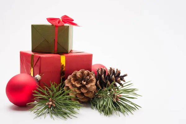 Noel ve Yeni Yıl kompozisyonu. Tatil ambalajlı hediye kutuları ve beyaz arka planda dekorasyonlar