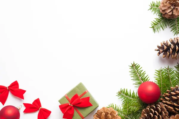 Beyaz arka planda Noel veya Yeni Yıl süslemeleri