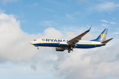 Lviv, Ukrayna - 11.30.2021: Boeing 737 800 Ryanair inişe hazırlanıyor