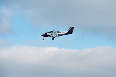 Lviv, Ukrayna - 01.12.2022: küçük bir özel jet inişe hazırlanıyor