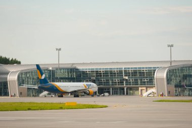 Lviv, Ukrayna - 07.23.2020: Azurair Boeing 767 numaralı uçak Lviv Uluslararası Havalimanı terminali yakınlarında park yeri