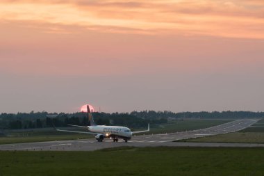 Lviv, Ukrayna - 06.27.2021: Ryanair Boeing 737 uçağı günbatımının arka planında kalkmaya hazırlanıyor