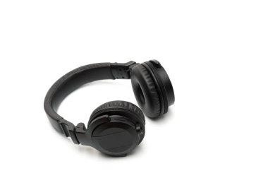 Beyaz arka planda siyah kablosuz kulaklık.