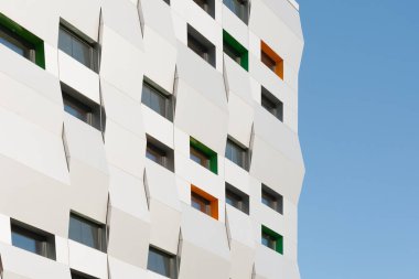 Modern bir konut binasının ön cephesi olan şehir manzarası.