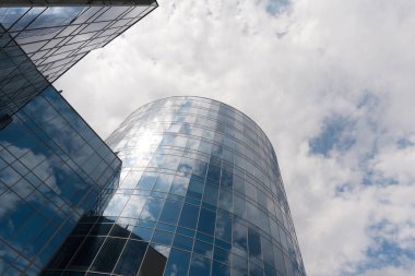Modern binanın cam cepheleri.