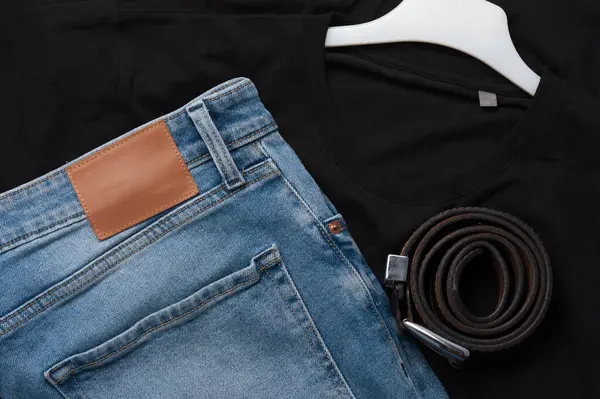 Siyah tişörtlü kot pantolon ve elbise askıları. Günlük giyim tarzı