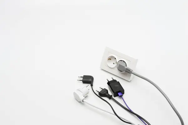 beyaz arkaplanda bir soket ve birkaç fiş