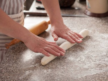 Yemek pişirmek için hamur yuvarlama işlemi