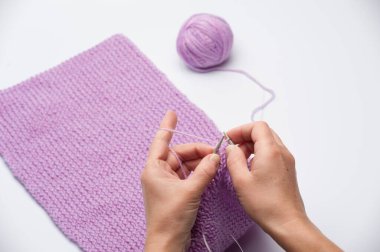 Evdeki örgü iğnelerinin elle örülme süreci.