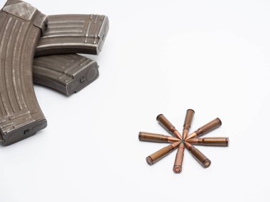 Beyaz arka planda bir tüfek deposu.