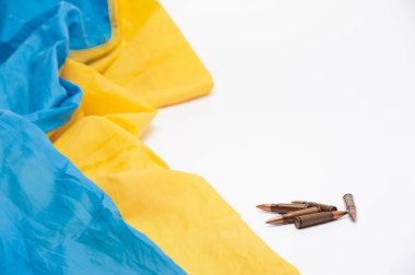 Beyaz arka planda tüfek mermisi bulunan Ukrayna bayrağı.