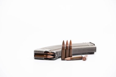 Beyaz arka planda bir tüfek deposu.