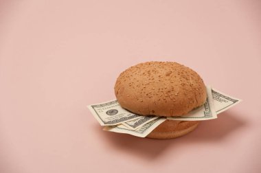 Hamburger 100 dolarlık banknotlarla dolu.