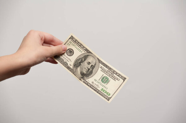 сто долларов в руках