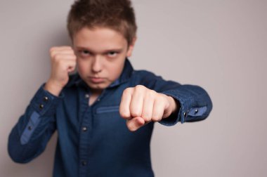 Bir çocuk rakibini yumrukluyor. ön görünüm