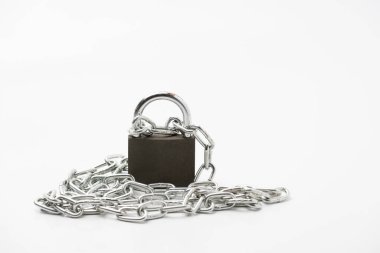 Kapalı erişimi sembolize eden, beyaz arka planda kilitlenmiş bir metal zincir.