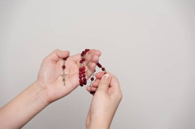 Dua sırasında genç bir adamın ellerini bağlayıp tespih çekti.